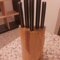 Coltelli con ceppo in legno 