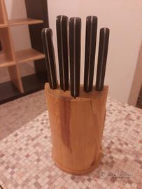 Coltelli con ceppo in legno 