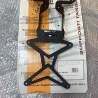 Portatarga e cupolino sportivi Tmax 530