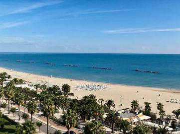 Trilocale con terrazzo di 50mq a 350m dal mare