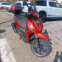 Beverly 300 HPE-Abs/ASR Entra e Leggi