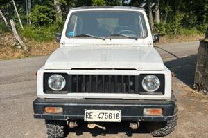 Vero fuoristrada con lama da neve