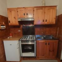 Cucina rustica con forno e frigo