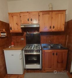 Cucina rustica con forno e frigo