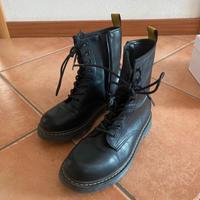 Anfibi stile Dr. Martens