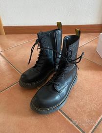 Anfibi stile Dr. Martens