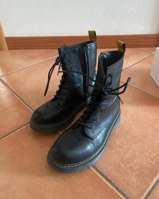 Anfibi stile Dr. Martens