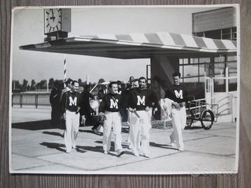 Foto studenti GUF di Milano scattata all'aeroporto