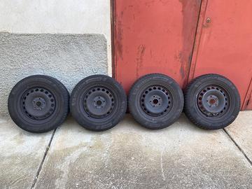 Set 4 gomme invernali su cerchi in ferro