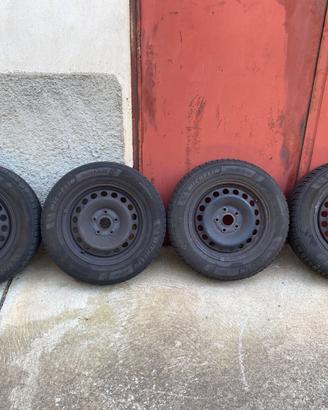 Set 4 gomme invernali su cerchi in ferro