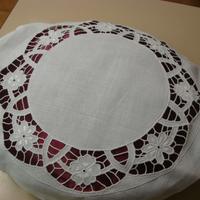 Cuscino rotondo in puro lino ricamato a mano