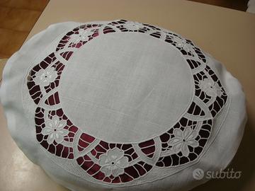 Cuscino rotondo in puro lino ricamato a mano