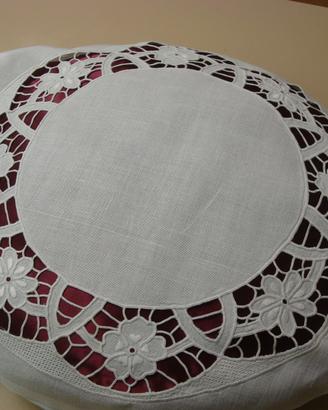 Cuscino rotondo in puro lino ricamato a mano