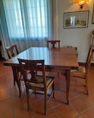 Tavolo in legno allungabile con 4 sedie
