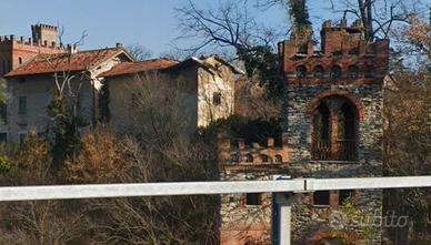 Disponibile terreno con rustico abitabile ed altro