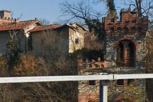 Disponibile terreno con rustico abitabile ed altro