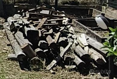 Travi in legno di vecchio tetto