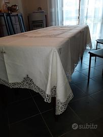 Tovaglia di lino con pizzo al tombolo