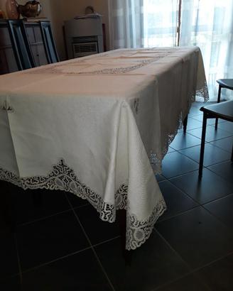 Tovaglia di lino con pizzo al tombolo