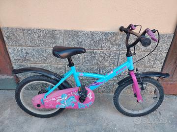 Bicicletta  B'Twin con ruote da 16 pollici. 