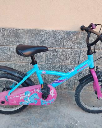 Bicicletta  B'Twin con ruote da 16 pollici. 