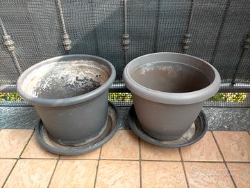 2 vasi con sottovaso / piatto per piante usati