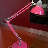 Lampada da tavolo con braccio pieghevole