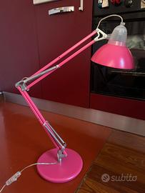 Lampada da tavolo con braccio pieghevole