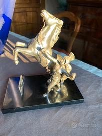 Statuetta equestre di metallo argentato