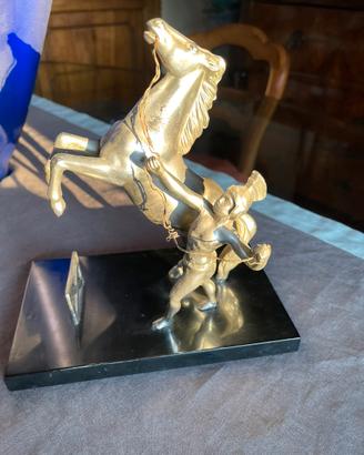 Statuetta equestre di metallo argentato