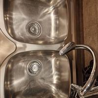 lavello per cucina in acciaio inox con rubinetto