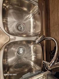 lavello per cucina in acciaio inox con rubinetto