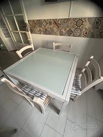 Cucina con piano cottura e lavandino vasca ,