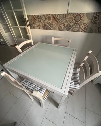 Cucina con piano cottura e lavandino vasca ,