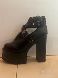 Scarpe platform nere con borchie-tacco grosso