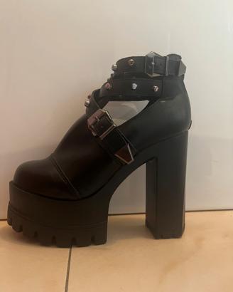 Scarpe platform nere con borchie-tacco grosso