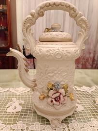 Teiera vintage in porcellana firmata Capodimonte