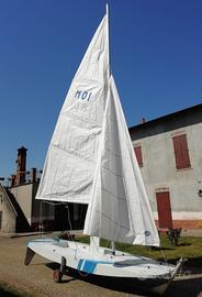 Barca a vela con carrello