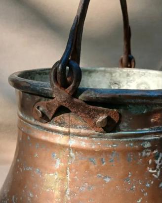 Antico Calderone in Rame Battuto a Mano – Paiolo