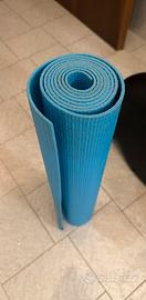 Tappetino azzurro palestra yoga fitness