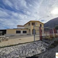 ALTAVILLA MILICIA: VILLA SU 2 LIVELLI CON AMPIO