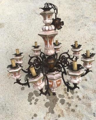 Lampadario antico in ferro battuto e ceramica