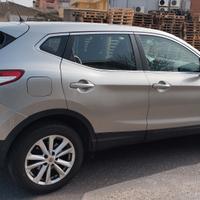 AUTO NISSAN QASHQAI