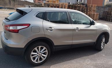 AUTO NISSAN QASHQAI