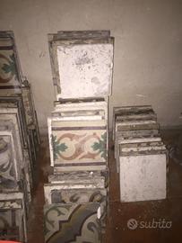 Mattoni in graniglia . Maioliche.