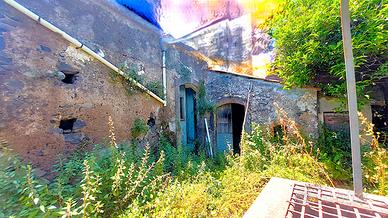 Casale con Terreno edificabile in zona Strategica