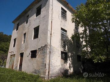 Casa indip. con accessori e terreno di 8000 mq