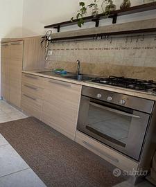 cucina completa di forno e frigorifero