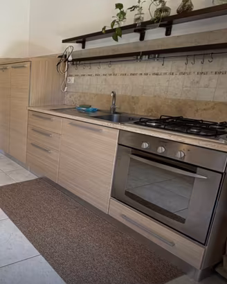 cucina completa di forno e frigorifero