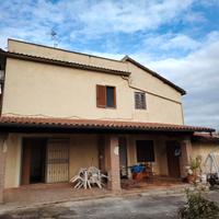 Vendita porzione di bifamiliare con giardino